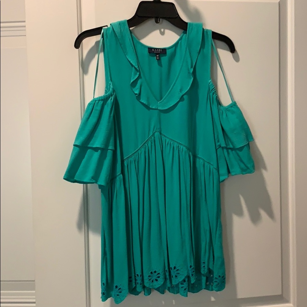 Cold shoulder top size M